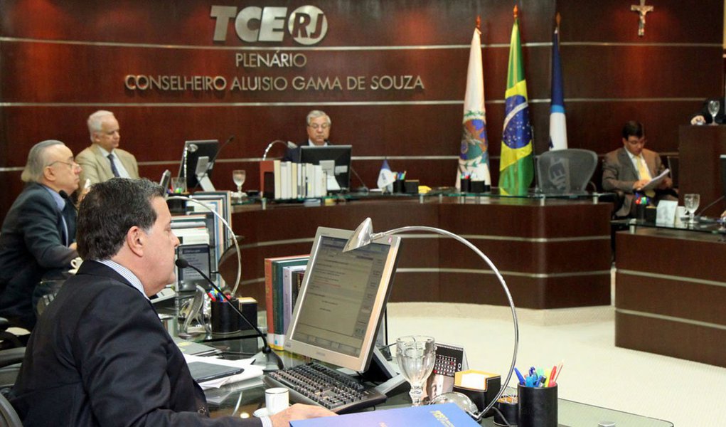 O TCE-RJ fez sua primeira sessão plenária depois que cinco de seus sete conselheiros foram presos na semana passada; a reunião foi presidida pela conselheira e presidente interina, Marianna Montebello Willeman, a única titular a não ser detida na Operação Quinto do Ouro, da Polícia Federal - uma cadeira vinha sendo ocupada por substituto; a presidente informou que foi protocolado ontem (3) processo que analisará as contas de 2016 do governo de Luiz Fernando Pezão (PMDB) (Foto: Leonardo Lucena) O TCE-RJ fez sua primeira sessão plenária depois que cinco de seus sete conselheiros foram presos na semana passada; a reunião foi presidida pela conselheira e presidente interina, Marianna Montebello Willeman, a única titular a não ser detida na Operação Quinto do Ouro, da Polícia Federal - uma cadeira vinha sendo ocupada por substituto; a presidente informou que foi protocolado ontem (3) processo que analisará as contas de 2016 do governo de Luiz Fernando Pezão (PMDB)