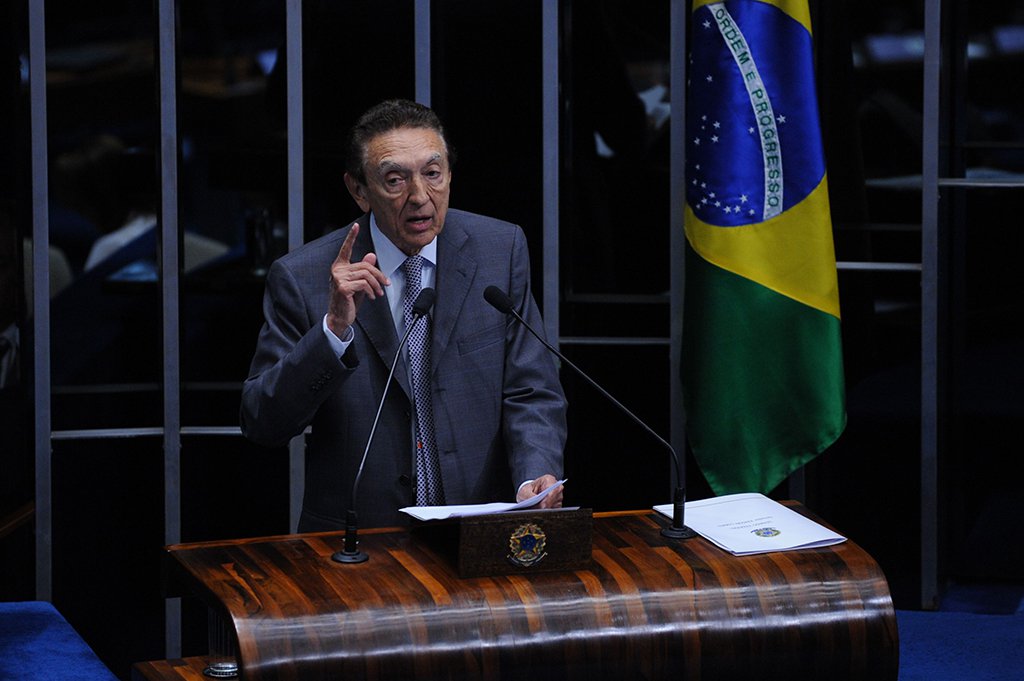 Senador Edson Lobão faz pronunciamento para se defender da inclusão de seu nome na lista do procurador Rodrigo Janot (Fabio Rodrigues Pozzebom/Agência Brasil) (Foto: Leonardo Lucena) Senador Edson Lobão faz pronunciamento para se defender da inclusão de seu nome na lista do procurador Rodrigo Janot (Fabio Rodrigues Pozzebom/Agência Brasil)