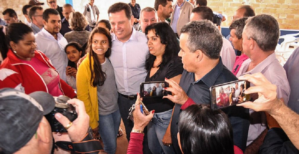 O Goiás 247 publica agora o ranking dos perfis oficiais de governos estaduais nas redes sociais. A análise da empresa Eureka Comunicação avaliou os perfis entre 15 de janeiro e 15 de junho deste ano. Os três mais influentes são Governo do Ceará, Governo de São Paulo e Governo de Goiás; quesito Influência leva em conta três fatores: Interações (curtidas, comentários, compartilhamentos, retweets), Alcance (interações divididas pelos número seguidores e fãs durante o período analisado) e Engajamento (interações divididas pelo número de postagens durante o período analisado) (Foto: José Barbacena) O Goiás 247 publica agora o ranking dos perfis oficiais de governos estaduais nas redes sociais. A análise da empresa Eureka Comunicação avaliou os perfis entre 15 de janeiro e 15 de junho deste ano. Os três mais influentes são Governo do Ceará, Governo de São Paulo e Governo de Goiás; quesito Influência leva em conta três fatores: Interações (curtidas, comentários, compartilhamentos, retweets), Alcance (interações divididas pelos número seguidores e fãs durante o período analisado) e Engajamento (interações divididas pelo número de postagens durante o período analisado)