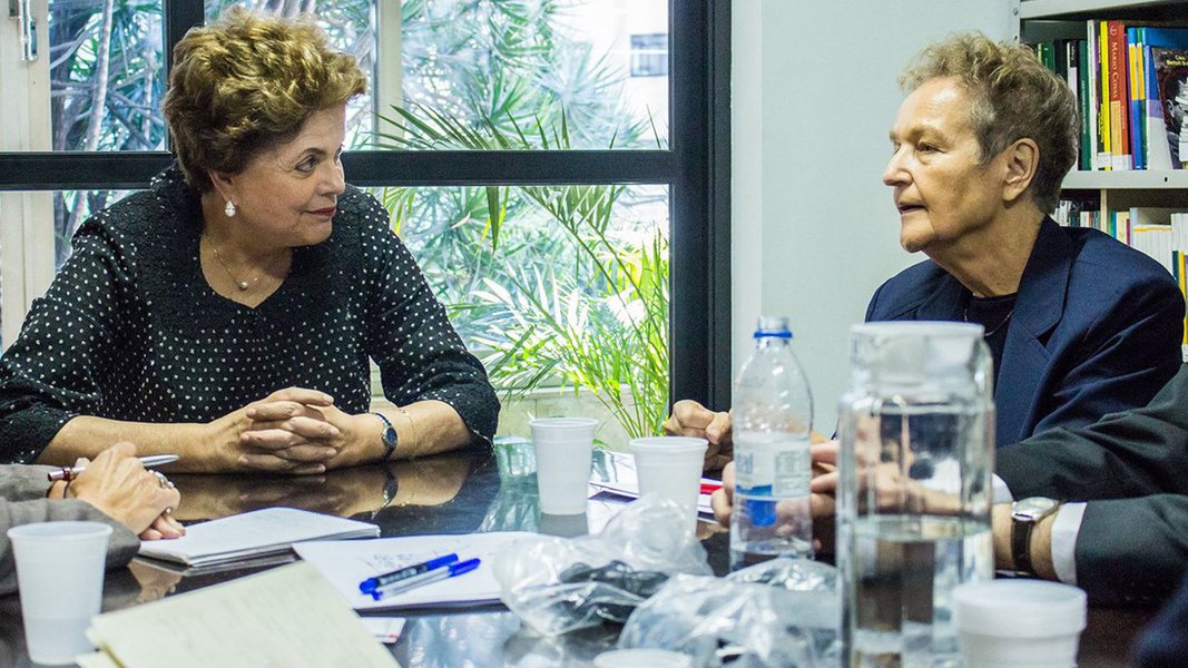 A jurista, ex-deputada e ex-ministra da Justiça da Alemanha Herta Däubler-Gmelin anunciou nesta segunda-feira 14, durante encontro, no Brasil, com a presidente deposta Dilma Rousseff, que pretende denunciar na Europa o golpe parlamentar contra ela e a perseguição judiciária contra o ex-presidente Lula; "Estou chocada como esses fatos não chegaram na Alemanha e na Europa geral. Vou procurar os partidos, vou relatar estes fatos, buscar os jovens, pedir ajuda às redes sociais, para que possamos refletir sobre o caráter de tudo que está acontecendo aqui" disse; na semana passada, ela disse que "há dúvidas sobre a isenção da Justiça no Brasil" (Foto: Gisele Federicce) A jurista, ex-deputada e ex-ministra da Justiça da Alemanha Herta Däubler-Gmelin anunciou nesta segunda-feira 14, durante encontro, no Brasil, com a presidente deposta Dilma Rousseff, que pretende denunciar na Europa o golpe parlamentar contra ela e a perseguição judiciária contra o ex-presidente Lula; "Estou chocada como esses fatos não chegaram na Alemanha e na Europa geral. Vou procurar os partidos, vou relatar estes fatos, buscar os jovens, pedir ajuda às redes sociais, para que possamos refletir sobre o caráter de tudo que está acontecendo aqui" disse; na semana passada, ela disse que "há dúvidas sobre a isenção da Justiça no Brasil"