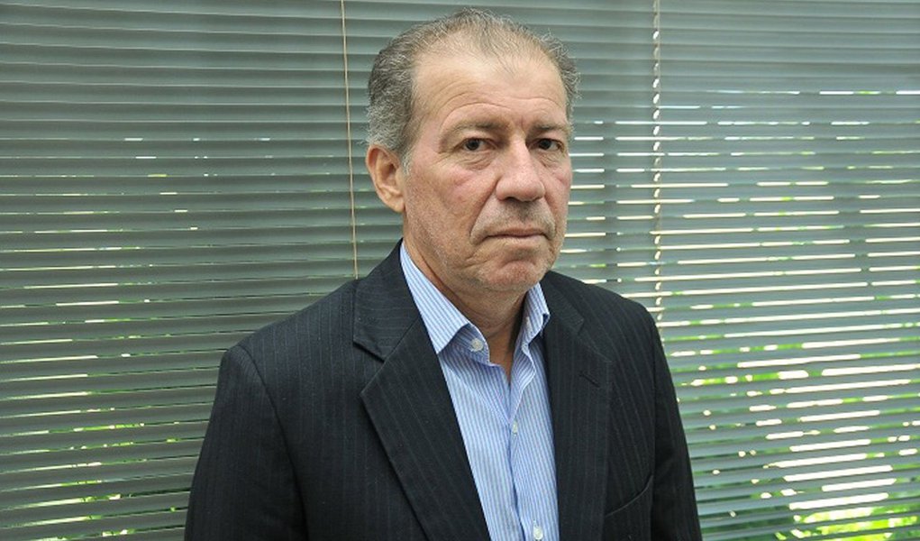 O novo secretário de Articulação Política do Tocantins, João Emídio de Miranda (PMDB) afirmar que sua função dentro do governo nada tem a ver om as eleições do próximo ano; "O desafio é garantir a governabilidade"; titular da pasta avaliou que a crise que o Estado enfrenta é nacional; "O Tocantins faz parte do Brasil e faz parte da crise. A crise é financeira, institucional, política e é de interesse de alguns grupos. Ela é nacional e também participamos dela", disse (Foto: Leonardo Lucena) O novo secretário de Articulação Política do Tocantins, João Emídio de Miranda (PMDB) afirmar que sua função dentro do governo nada tem a ver om as eleições do próximo ano; "O desafio é garantir a governabilidade"; titular da pasta avaliou que a crise que o Estado enfrenta é nacional; "O Tocantins faz parte do Brasil e faz parte da crise. A crise é financeira, institucional, política e é de interesse de alguns grupos. Ela é nacional e também participamos dela", disse