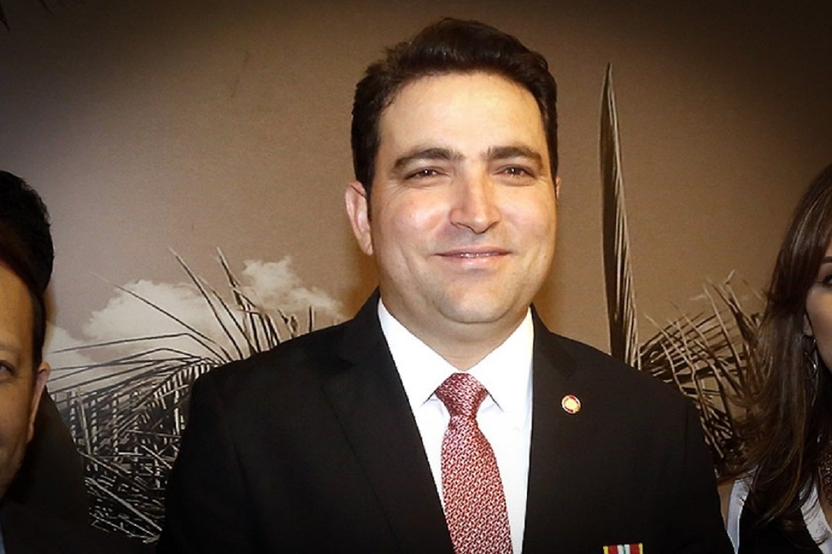 O advogado Willer Tomaz, da J&F (controladora do grupo JBS), prestou depoimento à CPMI da JBS nesta quarta-feira (4). De acordo com o relator da comissão, deputado Carlos Marun (PMDB-MS), o depoimento de Tomaz é "extremamente grave" ao lançar suspeitas sobre a conduta de Rodrigo Janot, ex-procurador-geral da República, no acordo de delação da JBS; segundo o advogado, Janot "forçou a barra" para deixar o caso em que ele é investigado com o ministro Edson Fachin, do STF (Supremo Tribunal Federal); detido na Operação Patmos, deflagrada com base na delação de executivos da JBS, em maio, o advogado é acusado de pagar propina ao procurador Ângelo Goulart Villela (Foto: Charles Nisz) O advogado Willer Tomaz, da J&F (controladora do grupo JBS), prestou depoimento à CPMI da JBS nesta quarta-feira (4). De acordo com o relator da comissão, deputado Carlos Marun (PMDB-MS), o depoimento de Tomaz é "extremamente grave" ao lançar suspeitas sobre a conduta de Rodrigo Janot, ex-procurador-geral da República, no acordo de delação da JBS; segundo o advogado, Janot "forçou a barra" para deixar o caso em que ele é investigado com o ministro Edson Fachin, do STF (Supremo Tribunal Federal); detido na Operação Patmos, deflagrada com base na delação de executivos da JBS, em maio, o advogado é acusado de pagar propina ao procurador Ângelo Goulart Villela