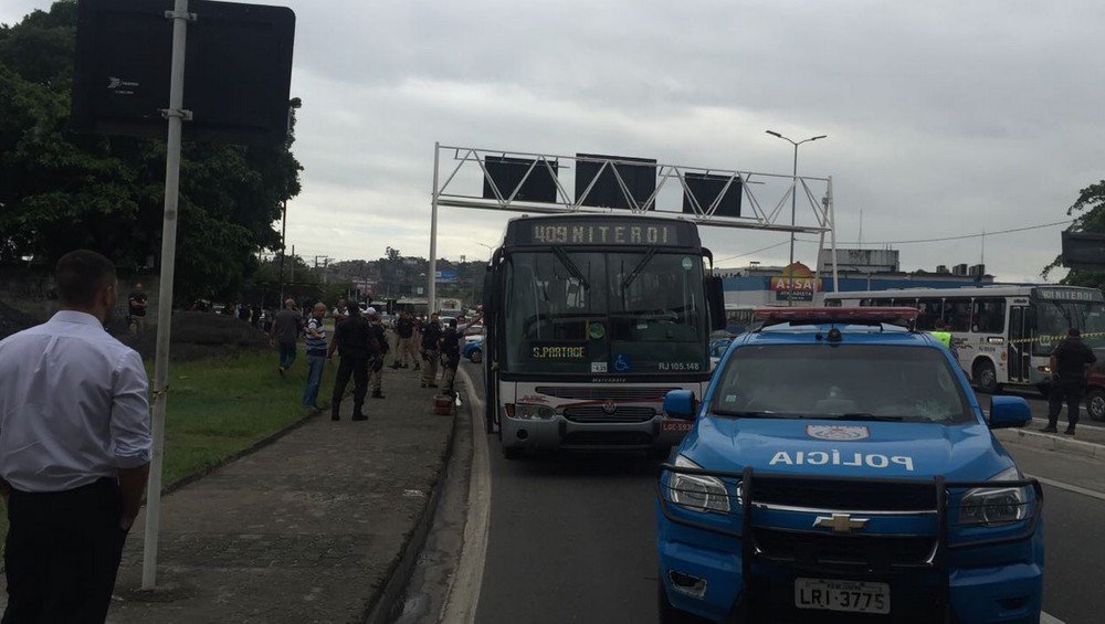 Um homem fez reféns durante uma tentativa de assalto dentro de um ônibus na Avenida do Contorno (BR-101), em Niterói, no Grande Rio; policiais rodoviários federais e policiais militares negociaram a liberação; todos os reféns já foram liberados e o assaltante, preso (Foto: Gisele Federicce) Um homem fez reféns durante uma tentativa de assalto dentro de um ônibus na Avenida do Contorno (BR-101), em Niterói, no Grande Rio; policiais rodoviários federais e policiais militares negociaram a liberação; todos os reféns já foram liberados e o assaltante, preso