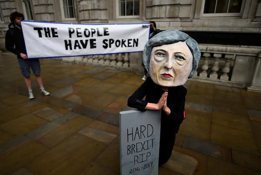 Manifestante usa máscara de primeira-ministra britânica, Theresa May, um dia após eleição no Reino Unido, em Londres. 09/06/2017 REUTERS/Clodagh Kilcoyne (Foto: Gisele Federicce) Manifestante usa máscara de primeira-ministra britânica, Theresa May, um dia após eleição no Reino Unido, em Londres. 09/06/2017 REUTERS/Clodagh Kilcoyne