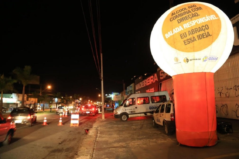 As blitzen do programa Balada Responsável, coordenador pelo Departamento Estadual de Trânsito de Goiás (Detran-GO), recuperaram o total de 50 veículos roubados no primeiro semestre deste ano, em Goiânia; durante as ações, entre janeiro e julho, foram realizados também 50 desarmamentos e recapturados 58 foragidos; na última terça-feira (3), uma blitz do Balada Responsável recuperou um veículo Ford/Ecosport, que havia sido furtado no dia 26 de setembro, na capital (Foto: José Barbacena) As blitzen do programa Balada Responsável, coordenador pelo Departamento Estadual de Trânsito de Goiás (Detran-GO), recuperaram o total de 50 veículos roubados no primeiro semestre deste ano, em Goiânia; durante as ações, entre janeiro e julho, foram realizados também 50 desarmamentos e recapturados 58 foragidos; na última terça-feira (3), uma blitz do Balada Responsável recuperou um veículo Ford/Ecosport, que havia sido furtado no dia 26 de setembro, na capital