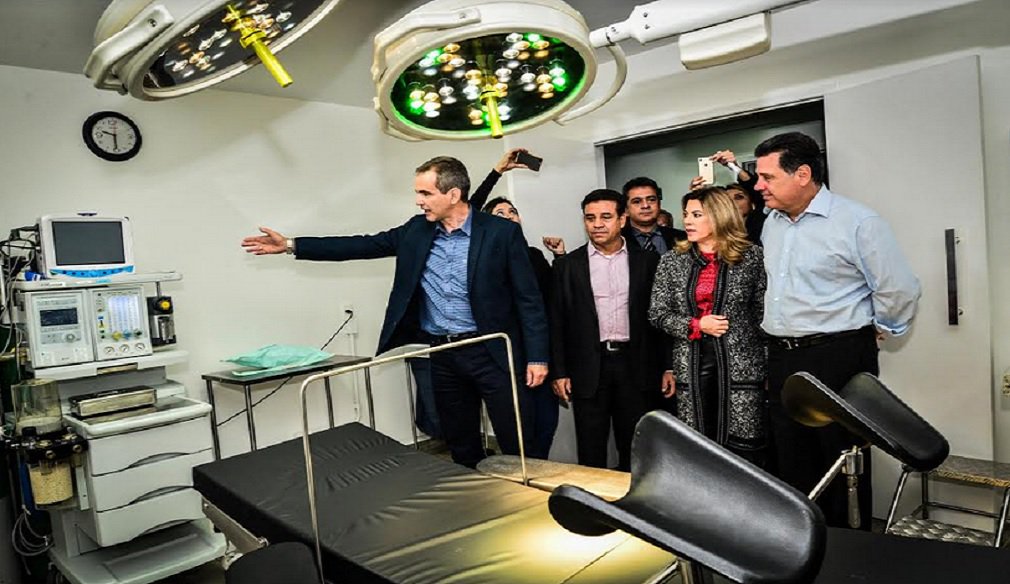 O governador Marconi Perillo e a presidente de honra da Organização das Voluntárias de Goiás, Valéria Perillo, inauguraram o novo centro cirúrgico do Hospital Estadual Ernestina Lopes Jaime (HEELJ); equipamentos são de última geração e foram adquiridos com recursos do governo estadual; Marconi ainda autorizou instalação de mais 33 leitos, sendo 10 de UTI (Foto: José Barbacena) O governador Marconi Perillo e a presidente de honra da Organização das Voluntárias de Goiás, Valéria Perillo, inauguraram o novo centro cirúrgico do Hospital Estadual Ernestina Lopes Jaime (HEELJ); equipamentos são de última geração e foram adquiridos com recursos do governo estadual; Marconi ainda autorizou instalação de mais 33 leitos, sendo 10 de UTI