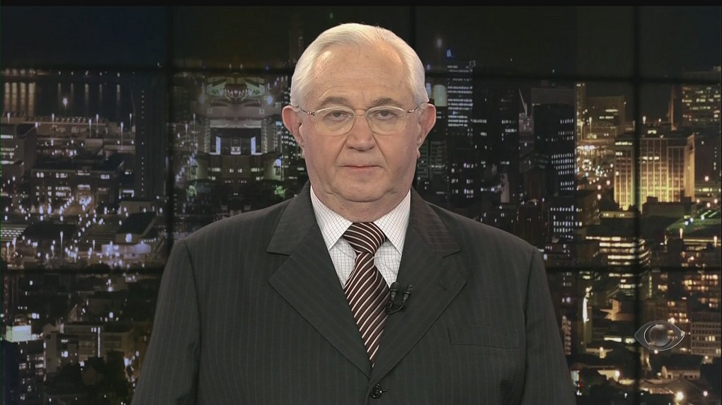 O apresentador Boris Casoy e a TV Bandeirantes foram condenados a pagar indenização de R$ 60 mil por danos morais ao varredor José Domingos de Melo, que participou de uma vinheta de ano novo veiculada em um dos telejornais do canal, em dezembro de 2009; na ocasião, após as imagens terem ido ao ar, Casoy – sem saber que o áudio estava sendo transmitido – comentou com colegas de estúdio: “Que merda, dois lixeiros desejando felicidades do alto das suas vassouras. O mais baixo da escala do trabalho” (Foto: José Barbacena) O apresentador Boris Casoy e a TV Bandeirantes foram condenados a pagar indenização de R$ 60 mil por danos morais ao varredor José Domingos de Melo, que participou de uma vinheta de ano novo veiculada em um dos telejornais do canal, em dezembro de 2009; na ocasião, após as imagens terem ido ao ar, Casoy – sem saber que o áudio estava sendo transmitido – comentou com colegas de estúdio: “Que merda, dois lixeiros desejando felicidades do alto das suas vassouras. O mais baixo da escala do trabalho”