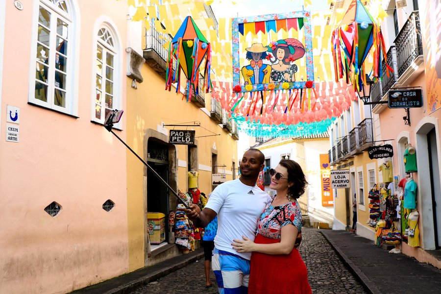 O Pelourinho/Centro Histórico de Salvador está em clima junino, encantando os baianos e os turistas que chegam à Bahia para curtir o São João na capital, a partir desta quinta-feira, quando começa a programação de shows, ou em cidades do interior do estado; o alagoano Marcelo Júnior, 35 anos, por exemplo, aproveitou para passear no Pelô com a família e fotografar o cenário colonial da decoração, que este ano tem o povo nordestino como tema (Foto: Romulo Faro) O Pelourinho/Centro Histórico de Salvador está em clima junino, encantando os baianos e os turistas que chegam à Bahia para curtir o São João na capital, a partir desta quinta-feira, quando começa a programação de shows, ou em cidades do interior do estado; o alagoano Marcelo Júnior, 35 anos, por exemplo, aproveitou para passear no Pelô com a família e fotografar o cenário colonial da decoração, que este ano tem o povo nordestino como tema
