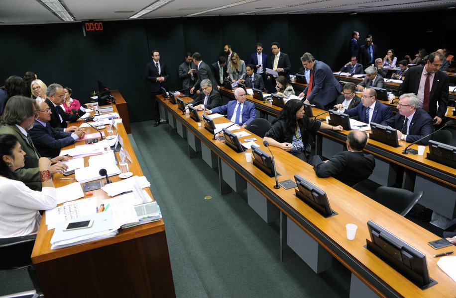 A comissão especial que analisa a regulamentação da reforma política manteve o texto do relator, deputado Vicente Candido (PT-SP), que estabelece como teto de doações 10% da renda bruta do doador ou 10 salários mínimos para cada cargo em disputa; destaque do PSDB, que foi rejeitado, sugeria o aumento do valor para 32 salários mínimos para cada cargo em disputa, mantendo o limite de 10% da renda do doador (Foto: Aquiles Lins) A comissão especial que analisa a regulamentação da reforma política manteve o texto do relator, deputado Vicente Candido (PT-SP), que estabelece como teto de doações 10% da renda bruta do doador ou 10 salários mínimos para cada cargo em disputa; destaque do PSDB, que foi rejeitado, sugeria o aumento do valor para 32 salários mínimos para cada cargo em disputa, mantendo o limite de 10% da renda do doador