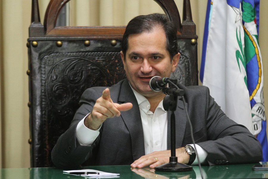 Suspeito de receber propina para favorecer empresários do setor de transporte, o líder do governo na Assembleia Legislativa do Rio, deputado Edson Albertassi (PMDB), anunciou nesta tarde sua desistência da indicação feita pelo governador Luiz Fernando Pezão (PMDB) para ele ocupar uma cadeira de conselheiro no Tribunal de Contas do Estado; a indicação seria votada no plenário da Casa nesta terça, mas fora suspensa por decisão judicial; o deputado disse também que as acusações contra ele serão contestadas por sua defesa, que ainda não teve acesso ao inquérito; "Albertassi confia na Justiça e está à disposição para esclarecer os fatos", diz o comunicado (Foto: Romulo Faro) Suspeito de receber propina para favorecer empresários do setor de transporte, o líder do governo na Assembleia Legislativa do Rio, deputado Edson Albertassi (PMDB), anunciou nesta tarde sua desistência da indicação feita pelo governador Luiz Fernando Pezão (PMDB) para ele ocupar uma cadeira de conselheiro no Tribunal de Contas do Estado; a indicação seria votada no plenário da Casa nesta terça, mas fora suspensa por decisão judicial; o deputado disse também que as acusações contra ele serão contestadas por sua defesa, que ainda não teve acesso ao inquérito; "Albertassi confia na Justiça e está à disposição para esclarecer os fatos", diz o comunicado