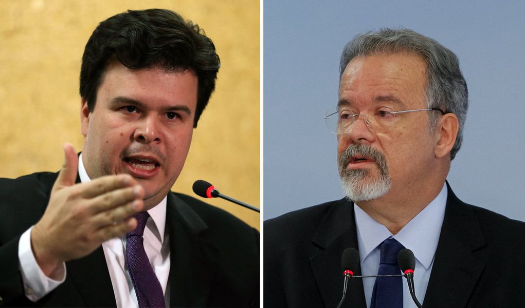 Com medo de não conseguir os votos necessários para se salvar da denúncia de organização criminosa e obstrução da Justiça na Câmara, Michel Temer exonerou nesta quarta-feira, 18, os ministros Raul Jungmann (Defesa) e Fernando Coelho Filho (Minas e Energia) para que assumam temporariamente os mandatos na Câmara e votem a favor de Temer; na avaliação de parlamentares da oposição, essa é mais uma manobra de Michel Temer para garantir votos a favor dele, na Comissão de Constituição e Justiça (CCJ) (Foto: Aquiles Lins) Com medo de não conseguir os votos necessários para se salvar da denúncia de organização criminosa e obstrução da Justiça na Câmara, Michel Temer exonerou nesta quarta-feira, 18, os ministros Raul Jungmann (Defesa) e Fernando Coelho Filho (Minas e Energia) para que assumam temporariamente os mandatos na Câmara e votem a favor de Temer; na avaliação de parlamentares da oposição, essa é mais uma manobra de Michel Temer para garantir votos a favor dele, na Comissão de Constituição e Justiça (CCJ)