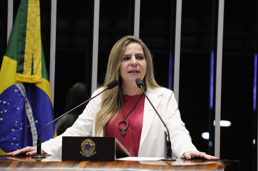 As emendas apresentadas pela deputada federal Luizianne Lins (PT-CE) propõem, entre outros pontos, restabelecer proteção para trabalhadora graves e lactantes; acabar com a modalidade de trabalho intermitente; e manter o princípio de que as convenções e acordos coletivos não podem ser feitos reduzindo direitos e vantagens garantidas em lei. “A Reforma Trabalhista foi um duro efeito do golpe. Foi efetivamente o maior ataque aos direitos dos trabalhadores que nosso País já vivenciou. Vamos lutar até o fim para barrar os efeitos dessa reforma e desse golpe”, afirma Luizianne (Foto: Rodrigo Rocha) As emendas apresentadas pela deputada federal Luizianne Lins (PT-CE) propõem, entre outros pontos, restabelecer proteção para trabalhadora graves e lactantes; acabar com a modalidade de trabalho intermitente; e manter o princípio de que as convenções e acordos coletivos não podem ser feitos reduzindo direitos e vantagens garantidas em lei. “A Reforma Trabalhista foi um duro efeito do golpe. Foi efetivamente o maior ataque aos direitos dos trabalhadores que nosso País já vivenciou. Vamos lutar até o fim para barrar os efeitos dessa reforma e desse golpe”, afirma Luizianne
