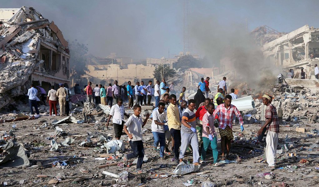 O número de mortos na explosão de duas bombas na capital somali, Mogadíscio, ocorrida no fim de semana passado, aumentou para 358, informou o governo nesta sexta-feira; além do número confirmado de mortos, 228 pessoas ficaram feridas no que foi o ataque mais mortal na história do país (Foto: Gisele Federicce) O número de mortos na explosão de duas bombas na capital somali, Mogadíscio, ocorrida no fim de semana passado, aumentou para 358, informou o governo nesta sexta-feira; além do número confirmado de mortos, 228 pessoas ficaram feridas no que foi o ataque mais mortal na história do país