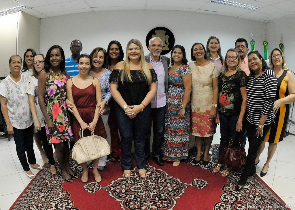 O prefeito Edvaldo Nogueira iniciou a semana com ações efetivas em favor da melhoria da Educação em Aracaju; nesta segunda-feira (17), como parte de um processo que denominou como “um movimento de resgate da escola pública”, ele empossou 14 novos diretores e coordenadores de escolas da rede municipal e assinou convênio de manutenção das unidades de ensino, que estavam sem o serviço há dois anos; “A Educação tem sido prioridade no processo de reconstrução da nossa cidade" (Foto: José Barbacena) O prefeito Edvaldo Nogueira iniciou a semana com ações efetivas em favor da melhoria da Educação em Aracaju; nesta segunda-feira (17), como parte de um processo que denominou como “um movimento de resgate da escola pública”, ele empossou 14 novos diretores e coordenadores de escolas da rede municipal e assinou convênio de manutenção das unidades de ensino, que estavam sem o serviço há dois anos; “A Educação tem sido prioridade no processo de reconstrução da nossa cidade"