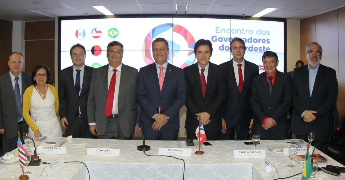 A Previdência Complementar dos Servidores Públicos da Bahia será referência para formação de uma previdência complementar comum entre os estados nordestinos; o 8º Encontro de Governadores do Nordeste, realizado em Salvador, nesta quinta-feira, decidiu pela criação de um grupo de trabalho com representantes de todos os estados da região para alinharem a formação do plano; "Isso, uma vez concretizado, trará mais benefícios aos servidores porque teremos um montante maior. E, portanto, a rentabilidade das aposentadorias ou do fundo dos servidores será maior à medida que ganha-se mais poder de negociação com as instituições financeiras", disse o governador da Bahia, Rui Costa (Foto: Romulo Faro) A Previdência Complementar dos Servidores Públicos da Bahia será referência para formação de uma previdência complementar comum entre os estados nordestinos; o 8º Encontro de Governadores do Nordeste, realizado em Salvador, nesta quinta-feira, decidiu pela criação de um grupo de trabalho com representantes de todos os estados da região para alinharem a formação do plano; "Isso, uma vez concretizado, trará mais benefícios aos servidores porque teremos um montante maior. E, portanto, a rentabilidade das aposentadorias ou do fundo dos servidores será maior à medida que ganha-se mais poder de negociação com as instituições financeiras", disse o governador da Bahia, Rui Costa
