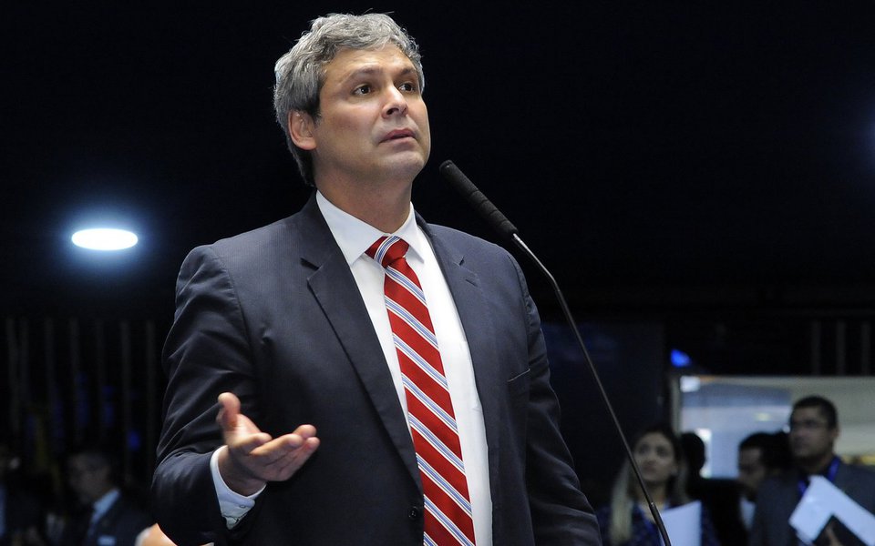 O senador Lindbergh Farias (PT/RJ) denuncia o orçamento montado por Michel Temer (PMDB) para 2018, que já é efeito da PEC do Corte dos Investimentos. "É um verdadeiro desastre social", critica o parlamentar; Lindbergh lista a diferença nos valores em comparação aos anos anteriores; em 2015, por exemplo, no governo de Dilma Rousseff (PT), o orçamento para a educação superior era de R$ 13 bilhões; no ano de 2018 será de R$ 5,9 bilhões (Foto: José Barbacena) O senador Lindbergh Farias (PT/RJ) denuncia o orçamento montado por Michel Temer (PMDB) para 2018, que já é efeito da PEC do Corte dos Investimentos. "É um verdadeiro desastre social", critica o parlamentar; Lindbergh lista a diferença nos valores em comparação aos anos anteriores; em 2015, por exemplo, no governo de Dilma Rousseff (PT), o orçamento para a educação superior era de R$ 13 bilhões; no ano de 2018 será de R$ 5,9 bilhões