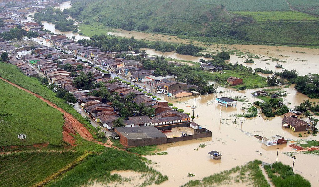 O aumento de casos da doença transmitida ao ser humano pela urina do rato contaminada era um temor das autoridades em saúde de Alagoas; após as enchentes que atingiram o estado, agora já são seis pessoas mortas com sintomas de leptospirose; os municípios de Atalaia, União dos Palmares e Messias registraram uma morte cada; os outros três viviam em Maceió (Foto: Voney Malta) O aumento de casos da doença transmitida ao ser humano pela urina do rato contaminada era um temor das autoridades em saúde de Alagoas; após as enchentes que atingiram o estado, agora já são seis pessoas mortas com sintomas de leptospirose; os municípios de Atalaia, União dos Palmares e Messias registraram uma morte cada; os outros três viviam em Maceió