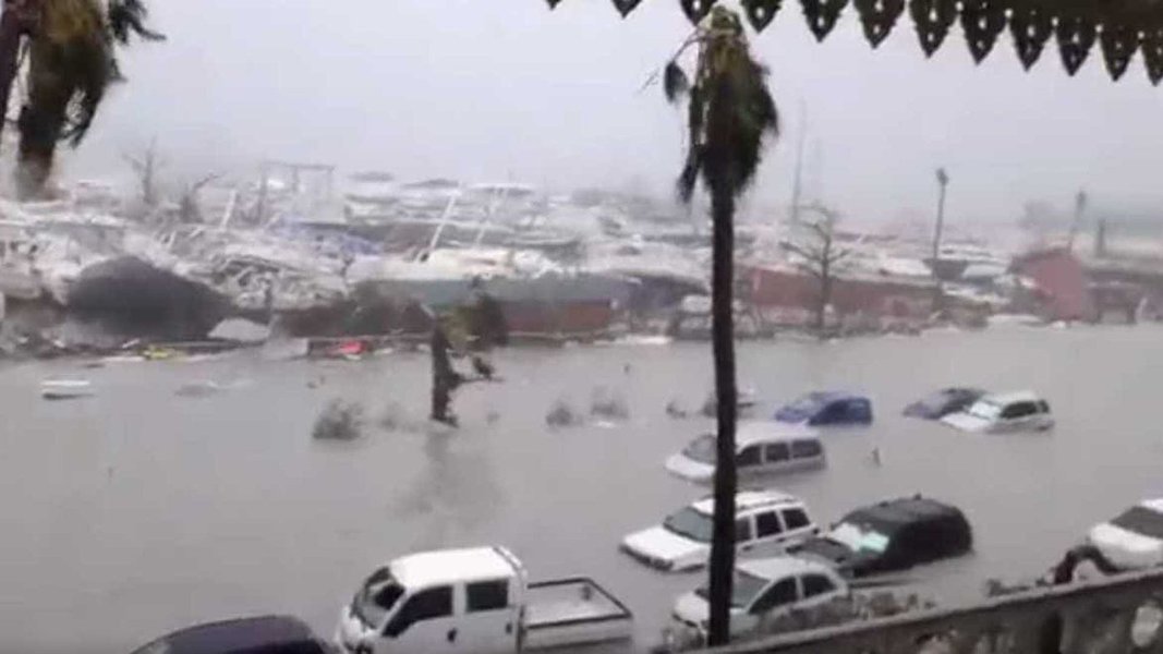 Cerca de 7,5 mil turistas foram levados, como medida preventiva, desde vários complexos hoteleiros de Samaná, Punta Cana e Puerto Plata para hotéis em Santo Domingo e Santiago, por causa da passagem do furacão Irma, de categoria 5; os turistas estavam em hotéis do leste e nordeste do país, a zona mais afetada pelo furacão, e foram levados nas últimas horas a outras hospedagens em Santo Domingo, bem como em Santiago, explicou à imprensa o diretor do Corpo Especializado de Segurança Turística (Cestur), Juan Carlos Torres (Foto: Romulo Faro) Cerca de 7,5 mil turistas foram levados, como medida preventiva, desde vários complexos hoteleiros de Samaná, Punta Cana e Puerto Plata para hotéis em Santo Domingo e Santiago, por causa da passagem do furacão Irma, de categoria 5; os turistas estavam em hotéis do leste e nordeste do país, a zona mais afetada pelo furacão, e foram levados nas últimas horas a outras hospedagens em Santo Domingo, bem como em Santiago, explicou à imprensa o diretor do Corpo Especializado de Segurança Turística (Cestur), Juan Carlos Torres