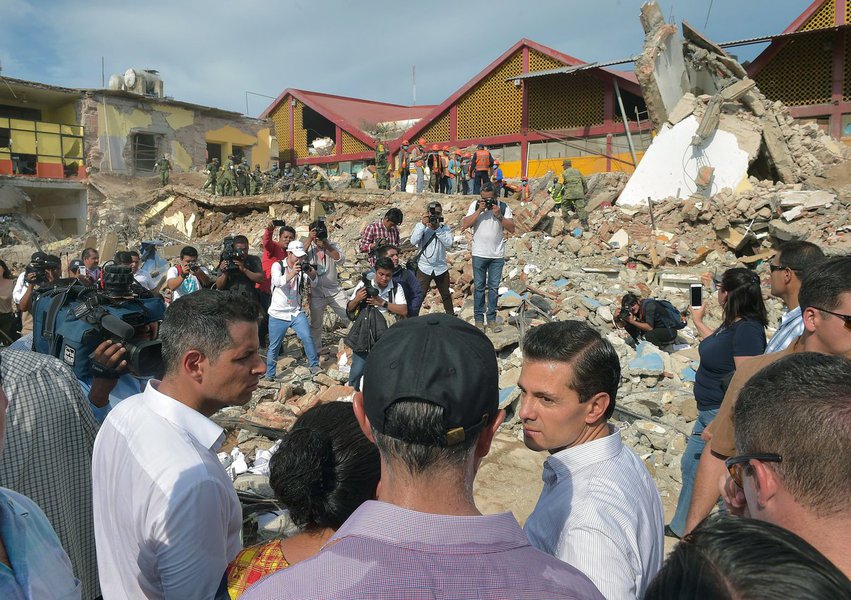 Chega a 90 o número de mortos em razão do terremoto ocorrido no México. A maioria das mortes ocorreu em Oaxaca, no sul do país. Pelo Twitter, o governador Alejandro Murat diz que há 71 mortes apenas no estado. Há ainda 15 mortes em Chiapas e 4 em Tabasco; presidente Enrique Peña Neto diz que foram registradas no país mais de 770 réplicas do terremoto após o sismo principal. Ele decretou luto oficial de três dias em razão dos mortos (Foto: Aquiles Lins) Chega a 90 o número de mortos em razão do terremoto ocorrido no México. A maioria das mortes ocorreu em Oaxaca, no sul do país. Pelo Twitter, o governador Alejandro Murat diz que há 71 mortes apenas no estado. Há ainda 15 mortes em Chiapas e 4 em Tabasco; presidente Enrique Peña Neto diz que foram registradas no país mais de 770 réplicas do terremoto após o sismo principal. Ele decretou luto oficial de três dias em razão dos mortos