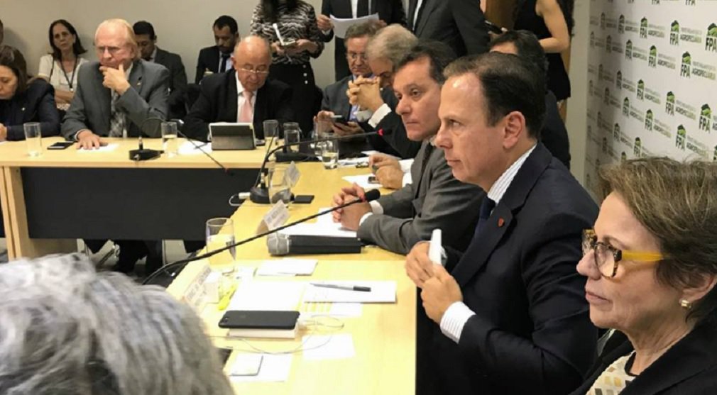 O prefeito de São Paulo, João Doria (PSDB), defendeu, nesta terça-feira, a nova portaria do Ministério do Trabalho que flexibiliza as regras para incluir empresários na chamada "lista suja do trabalho escravo"; Doria se encontrou hoje com deputados federais que integram a bancada ruralista; o tucano disse concorda com a posição do deputado Nilson Leitão (PSDB), presidente da Frente Agropecuária, que apoiou totalmente a nova portaria; "Eu endosso plenamente as posições apresentadas pelo deputado, que é do nosso partido. Então, a posição dele é a posição que eu endosso", disse Doria após o encontro realizado em Brasília (Foto: José Barbacena) O prefeito de São Paulo, João Doria (PSDB), defendeu, nesta terça-feira, a nova portaria do Ministério do Trabalho que flexibiliza as regras para incluir empresários na chamada "lista suja do trabalho escravo"; Doria se encontrou hoje com deputados federais que integram a bancada ruralista; o tucano disse concorda com a posição do deputado Nilson Leitão (PSDB), presidente da Frente Agropecuária, que apoiou totalmente a nova portaria; "Eu endosso plenamente as posições apresentadas pelo deputado, que é do nosso partido. Então, a posição dele é a posição que eu endosso", disse Doria após o encontro realizado em Brasília