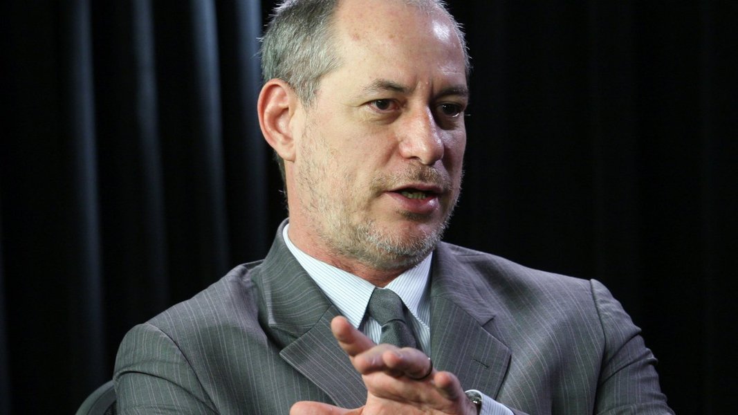 O ex-ministro Ciro Gomes (PDT) explicou sua declaração, veiculada em vídeos nos últimos dias, de que a eleição de 2018 “estaria para ele”. Em evento do PDT realizado neste fim de semana no Ceará, o pré-candidato à Presidência defendeu-se dizendo que “isso não pode ser entendido como falta de humildade” e que os brasileiros procuram alguém com experiência e autoridade moral para governar. “Muito menos por mérito próprio e mais pelo que está acontecendo no País, sou a pessoa que mais se identifica com esses valores” (Foto: Rodrigo Rocha) O ex-ministro Ciro Gomes (PDT) explicou sua declaração, veiculada em vídeos nos últimos dias, de que a eleição de 2018 “estaria para ele”. Em evento do PDT realizado neste fim de semana no Ceará, o pré-candidato à Presidência defendeu-se dizendo que “isso não pode ser entendido como falta de humildade” e que os brasileiros procuram alguém com experiência e autoridade moral para governar. “Muito menos por mérito próprio e mais pelo que está acontecendo no País, sou a pessoa que mais se identifica com esses valores”