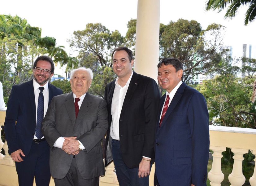 Wellington Dias participou da entrega do Título de Cidadão Pernambucano ao empresário João Claudino Fernandes; o chefe do Executivo piauiense afirmou que é um prazer poder participar desse momento de homenagem a um dos maiores empregadores do Piauí e do Nordeste; "Ele tem uma história construída tijolo a tijolo como empreendedor e conseguiu patamares extraordinários. Sendo um grande exemplo para o Nordeste e para o Brasil", afirmou o governador (Foto: Romulo Faro) Wellington Dias participou da entrega do Título de Cidadão Pernambucano ao empresário João Claudino Fernandes; o chefe do Executivo piauiense afirmou que é um prazer poder participar desse momento de homenagem a um dos maiores empregadores do Piauí e do Nordeste; "Ele tem uma história construída tijolo a tijolo como empreendedor e conseguiu patamares extraordinários. Sendo um grande exemplo para o Nordeste e para o Brasil", afirmou o governador