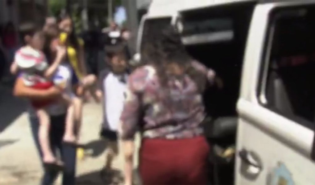 A Polícia Civil e o Conselho Tutelar fizeram o resgate, nesta sexta-feira (25), de seis irmãos e da mãe de situação de Cárcere privado em um apartamento na capital cearense. De acordo com a Defensoria Pública, a família vivia sem contato externo há 19 anos (Foto: Rodrigo Rocha) A Polícia Civil e o Conselho Tutelar fizeram o resgate, nesta sexta-feira (25), de seis irmãos e da mãe de situação de Cárcere privado em um apartamento na capital cearense. De acordo com a Defensoria Pública, a família vivia sem contato externo há 19 anos
