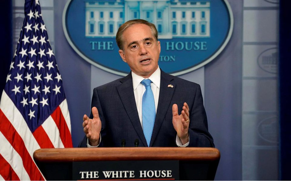 Secretário de Assuntos dos Veteranos dos Estados Unidos, David Shulkin, disse que os grupos de extrema-direita que se reuniram em Charlottesville (Virgínia) representam uma "afronta aos ideais americanos"; "É uma afronta aos veteranos do nosso país que se permita não questionar os nazistas e supremacistas brancos. E sou definitivamente contrário a esses grupos", afirmou; Shulkin é dos poucos titulares do governo Donald Trump que falaram sobre o ocorrido em Charlottesville, onde um neonazista avançou com seu automóvel contra uma manifestação antirracista e matou uma mulher e feriu outras 20 pessoas; Trump culpou os "dois lados" pelos incidentes na Virgínian. (Foto: Paulo Emílio) Secretário de Assuntos dos Veteranos dos Estados Unidos, David Shulkin, disse que os grupos de extrema-direita que se reuniram em Charlottesville (Virgínia) representam uma "afronta aos ideais americanos"; "É uma afronta aos veteranos do nosso país que se permita não questionar os nazistas e supremacistas brancos. E sou definitivamente contrário a esses grupos", afirmou; Shulkin é dos poucos titulares do governo Donald Trump que falaram sobre o ocorrido em Charlottesville, onde um neonazista avançou com seu automóvel contra uma manifestação antirracista e matou uma mulher e feriu outras 20 pessoas; Trump culpou os "dois lados" pelos incidentes na Virgínian.