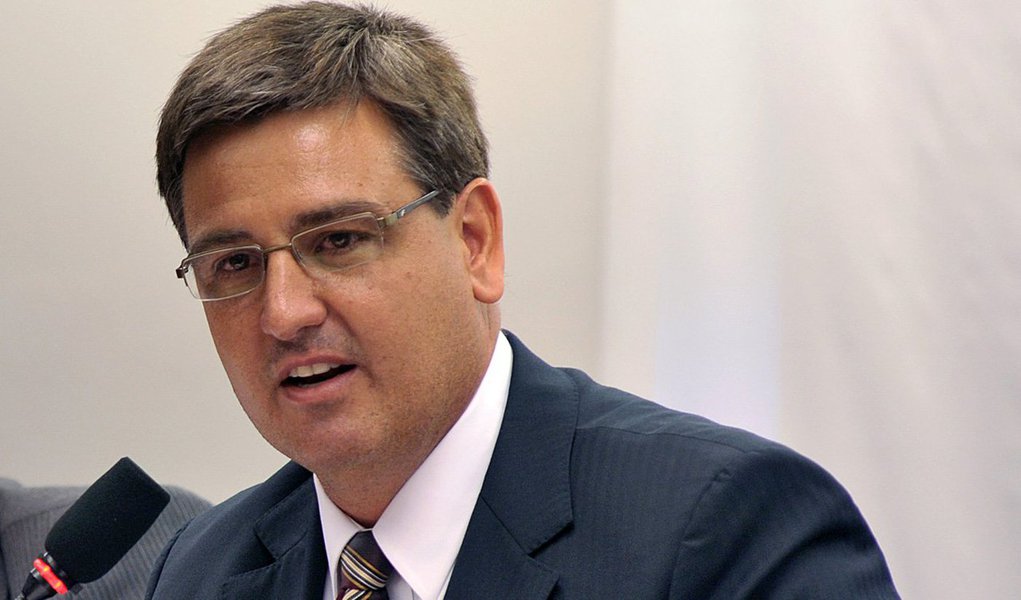 Novo diretor-geral da PF, Fernando Segóvia, pretende mudar a chefia do setor de Investigação e Combate ao Crime Organizado da instituição; departamento é responsável pelo comando de todas as operações do país, entre elas a Lava-Jato. Nesta segunda-feira, Segóvia viajou ao Espírito Santo para formalizar o convite para que Eugênio Rica, que onde comanda a Secretaria de Controle e Transparência no Estado, assuma o posto; Segóvia e Ricas já tauram juntos entre 2009 e 2011, quando o novo diretor-geral respondia pela superintendência da PF no Maranhão; Segóvia foi indicado para a chefia da PF pelo ministro Eliseu Padilha, investigado pela Lava Jato
(Foto: Paulo Emílio) Novo diretor-geral da PF, Fernando Segóvia, pretende mudar a chefia do setor de Investigação e Combate ao Crime Organizado da instituição; departamento é responsável pelo comando de todas as operações do país, entre elas a Lava-Jato. Nesta segunda-feira, Segóvia viajou ao Espírito Santo para formalizar o convite para que Eugênio Rica, que onde comanda a Secretaria de Controle e Transparência no Estado, assuma o posto; Segóvia e Ricas já tauram juntos entre 2009 e 2011, quando o novo diretor-geral respondia pela superintendência da PF no Maranhão; Segóvia foi indicado para a chefia da PF pelo ministro Eliseu Padilha, investigado pela Lava Jato
