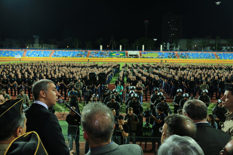 "Os novos 2,5 mil policiais são homens e mulheres que, a partir de agora, fazem parte da maior referência em Polícia Militar do Brasil", afirmou o vice-governador José Eliton nesta terça-feira, ao lado do governador Marconi Perillo, durante apresentação dos candidatos aprovados do concurso público para cadetes e soldados de 3ª Classe da Polícia Militar; na ocasião, Eliton ressaltou o papel da PM na defesa da população e na manutenção da paz; "É uma corporação honrada, que, sob o comando do governador Marconi Perillo, teve a devida valorização", declarou (Foto: José Barbacena) "Os novos 2,5 mil policiais são homens e mulheres que, a partir de agora, fazem parte da maior referência em Polícia Militar do Brasil", afirmou o vice-governador José Eliton nesta terça-feira, ao lado do governador Marconi Perillo, durante apresentação dos candidatos aprovados do concurso público para cadetes e soldados de 3ª Classe da Polícia Militar; na ocasião, Eliton ressaltou o papel da PM na defesa da população e na manutenção da paz; "É uma corporação honrada, que, sob o comando do governador Marconi Perillo, teve a devida valorização", declarou