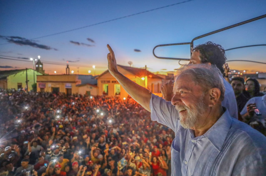 Em Juazeiro do Norte, no último ato político da caravana pelo Ceará, o ex-presidente criticou as decisões que o atual governo vem tomando, como a MP que limita os gastos em saúde e educação e as privatizações de grandes empresas como a Eletrobrás; “Estão entregando este País (…). Eu acho que o Moro em vez de ficar procurando coisa minha deveria se preocupar com essas vendas que eles estão fazendo. É preciso saber quem está ganhando com essas privatizações”, afirmou; "Eu nem sei se vou poder ser candidato. Mas eles precisam saber que se eu for, é pra ganhar. E desfazer tudo o que eles estão fazendo", assegurou; assista (Foto: Rodrigo Rocha) Em Juazeiro do Norte, no último ato político da caravana pelo Ceará, o ex-presidente criticou as decisões que o atual governo vem tomando, como a MP que limita os gastos em saúde e educação e as privatizações de grandes empresas como a Eletrobrás; “Estão entregando este País (…). Eu acho que o Moro em vez de ficar procurando coisa minha deveria se preocupar com essas vendas que eles estão fazendo. É preciso saber quem está ganhando com essas privatizações”, afirmou; "Eu nem sei se vou poder ser candidato. Mas eles precisam saber que se eu for, é pra ganhar. E desfazer tudo o que eles estão fazendo", assegurou; assista