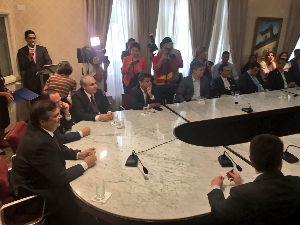 O governador do Maranhão, Flávio Dino, assinou ordens de serviço para a recuperação de sistemas de abastecimento de água em seis municípios; as obras serão feitas em Colinas, Duque Bacelar, Cidade Nova em Barreirinhas, Miranda do Norte, Santa Rita e Dom Pedro; ao todo, o governo estadual vai investir cerca de R$ 8 milhões neste pacote de ordens de serviço (Foto: Leonardo Lucena) O governador do Maranhão, Flávio Dino, assinou ordens de serviço para a recuperação de sistemas de abastecimento de água em seis municípios; as obras serão feitas em Colinas, Duque Bacelar, Cidade Nova em Barreirinhas, Miranda do Norte, Santa Rita e Dom Pedro; ao todo, o governo estadual vai investir cerca de R$ 8 milhões neste pacote de ordens de serviço