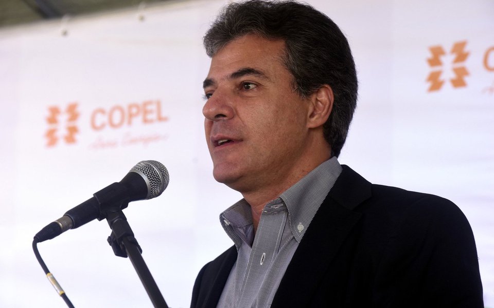No Paraná, o governador Beto Richa (PSDB) nega cidadania e valorização profissional ao depreciar a socioeducação e a educação prisional, a partir de 2018, congelando e reduzindo as gratificações da função dos profissionais a menos da metade do atual valor. Richa nega cidadania a pessoas pobres e em conflito com a justiça, que sofrerão a precarização dessa ferramenta para a superação da condição em que se encontram (Foto: Enio Verri) No Paraná, o governador Beto Richa (PSDB) nega cidadania e valorização profissional ao depreciar a socioeducação e a educação prisional, a partir de 2018, congelando e reduzindo as gratificações da função dos profissionais a menos da metade do atual valor. Richa nega cidadania a pessoas pobres e em conflito com a justiça, que sofrerão a precarização dessa ferramenta para a superação da condição em que se encontram