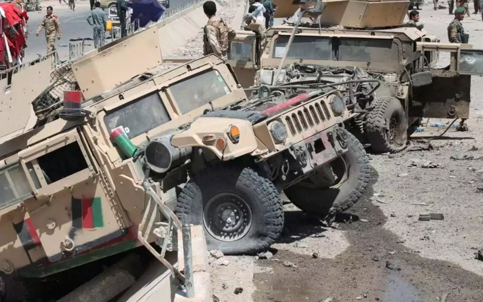 Pelo menos seis pessoas morreram hoje (23) e outras 40 ficaram feridas, a maioria civis, em um atentado suicida dos talibãs, no qual um insurgente detonou um veículo lotado de explosivos nos arredores de um quartel policial no sul do Afeganistão; explosão perto da entrada do quartel-general da polícia em Lashkargah, capital da província de Helmand, causando "muitas baixas", disse à Agência de notícias EFE o porta-voz da polícia, Salam Afghan (Foto: Aquiles Lins) Pelo menos seis pessoas morreram hoje (23) e outras 40 ficaram feridas, a maioria civis, em um atentado suicida dos talibãs, no qual um insurgente detonou um veículo lotado de explosivos nos arredores de um quartel policial no sul do Afeganistão; explosão perto da entrada do quartel-general da polícia em Lashkargah, capital da província de Helmand, causando "muitas baixas", disse à Agência de notícias EFE o porta-voz da polícia, Salam Afghan