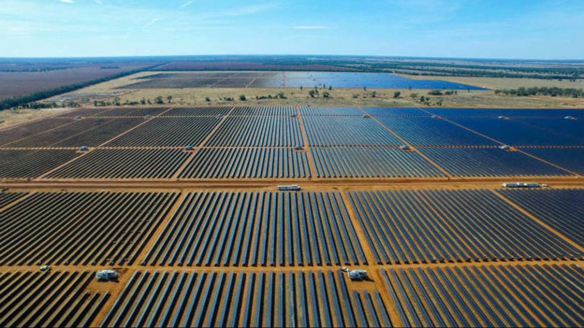 O parque solar Lapa, considerado o maior parque solar fotovoltaico em operação no Brasil, entrou em operação nesta segunda-feira; localizado no município de Bom Jesus da Lapa, o parque é composto por duas usinas, com capacidade instalada total de 158 megawatts; a operação do parque é da Enel Green Power, subsidiária brasileira do grupo italiano Enel; Lapa é capaz de gerar cerca de 340 gigawatts de energia por ano; a energia é suficiente para atender às necessidades anuais de consumo de energia de mais de 166 mil lares brasileiros (Foto: Romulo Faro) O parque solar Lapa, considerado o maior parque solar fotovoltaico em operação no Brasil, entrou em operação nesta segunda-feira; localizado no município de Bom Jesus da Lapa, o parque é composto por duas usinas, com capacidade instalada total de 158 megawatts; a operação do parque é da Enel Green Power, subsidiária brasileira do grupo italiano Enel; Lapa é capaz de gerar cerca de 340 gigawatts de energia por ano; a energia é suficiente para atender às necessidades anuais de consumo de energia de mais de 166 mil lares brasileiros