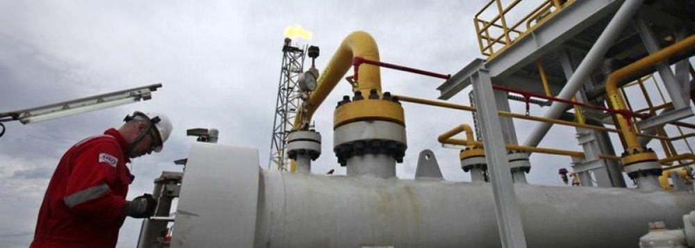 A Agência Nacional do Petróleo, Gás Natural e Biocombustíveis (ANP) assinou cinco dos seis contratos relativos às empresas vencedoras da 4ª rodada de licitações de áreas com acumulações maduras de petróleo, ocorrida em maio deste ano, no Rio; das seis empresas vencedoras da licitação, cinco apresentaram a documentação exigida pelo edital de licitação e comprovaram o pagamento do bônus de assinatura ofertado, além de darem a garantia financeira do programa de trabalho inicia (Foto: Voney Malta) A Agência Nacional do Petróleo, Gás Natural e Biocombustíveis (ANP) assinou cinco dos seis contratos relativos às empresas vencedoras da 4ª rodada de licitações de áreas com acumulações maduras de petróleo, ocorrida em maio deste ano, no Rio; das seis empresas vencedoras da licitação, cinco apresentaram a documentação exigida pelo edital de licitação e comprovaram o pagamento do bônus de assinatura ofertado, além de darem a garantia financeira do programa de trabalho inicia
