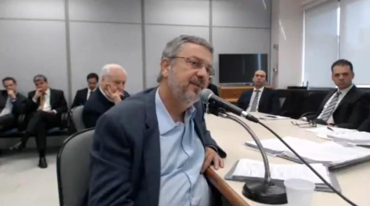 Em depoimento diante do juiz Sergio Moro, nesta quinta (20), o ex-ministro Antonio Palocci negou que tenha recebido pagamento de vantagens indevidas em benefício próprio ou em nome do PT em troca de defender os interesses da Odebrecht nos governos Lula e Dilma; por outro lado, em jogada com sua defesa, Palocci sinalizou que pode arrastar para a Lava Jato nomes de mercado financeiro e grandes empresas de comunicação que teriam pedido "grande montantes de recursos" no início do primeiro mandato de Lula (Foto: Aquiles Lins) Em depoimento diante do juiz Sergio Moro, nesta quinta (20), o ex-ministro Antonio Palocci negou que tenha recebido pagamento de vantagens indevidas em benefício próprio ou em nome do PT em troca de defender os interesses da Odebrecht nos governos Lula e Dilma; por outro lado, em jogada com sua defesa, Palocci sinalizou que pode arrastar para a Lava Jato nomes de mercado financeiro e grandes empresas de comunicação que teriam pedido "grande montantes de recursos" no início do primeiro mandato de Lula