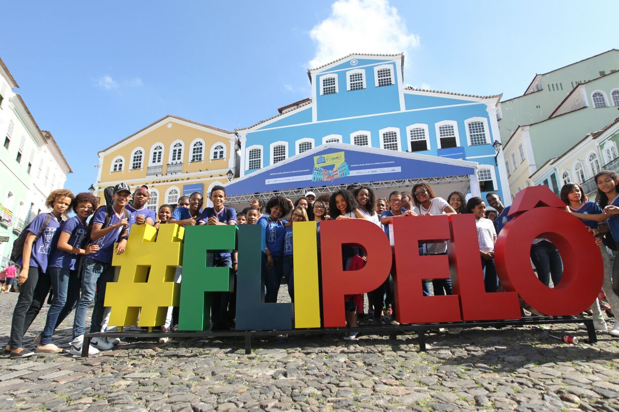 A terra de Jorge Amado já festeja a primeira edição da Festa Literária Internacional do Pelourinho, a Flipelô; o evento, cuja programação foi aberta nesta quinta-feira ao público, homenageia o escritor baiano e aniversariante do dia, além da escritora Zélia Gattai (esposa de Amado) e a poetisa baiana Myriam Fraga (amiga de ambos); a Flipelô se fez notada e mostrou que já começou bem, atraindo muitos estudantes, professores, especialistas, artistas, escritores e público em geral; a diversidade dos participantes reflete a escolha dos nomes para a programação, com a presença notável de escritores e escritoras baianas, negras e negros, nacionais e internacionais (Foto: Romulo Faro) A terra de Jorge Amado já festeja a primeira edição da Festa Literária Internacional do Pelourinho, a Flipelô; o evento, cuja programação foi aberta nesta quinta-feira ao público, homenageia o escritor baiano e aniversariante do dia, além da escritora Zélia Gattai (esposa de Amado) e a poetisa baiana Myriam Fraga (amiga de ambos); a Flipelô se fez notada e mostrou que já começou bem, atraindo muitos estudantes, professores, especialistas, artistas, escritores e público em geral; a diversidade dos participantes reflete a escolha dos nomes para a programação, com a presença notável de escritores e escritoras baianas, negras e negros, nacionais e internacionais