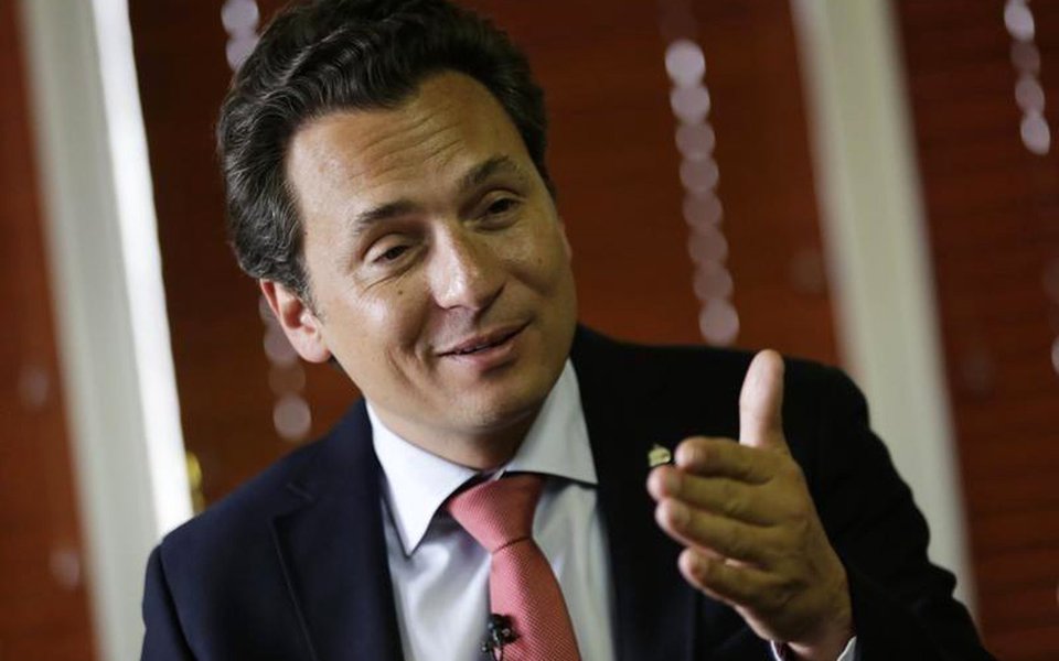 Emilio Lozoya, ex-presidente da petroleira estatal mexicana Pemex, negou ter canalizado subornos da empreiteira brasileira Odebrecht para a campanha do presidente Enrique Peña Nieto e disse que as contas bancárias nas quais supostamente foram depositados milhões de dólares não eram suas; "Nego categoricamente minha participação nestes fatos, e por isso não tenho comentários sobre algum possível financiamento ilegal da campanha em 2012", afirmou; segundo denúncias veiculadas pela mídia, Lozoya, teria recebido US$ 10 milhões em subornos em 2012 de um ex-executivo da Odebrecht SA, em troca de um contrato de US$ 115 milhões na refinaria de Tula (Foto: Paulo Emílio) Emilio Lozoya, ex-presidente da petroleira estatal mexicana Pemex, negou ter canalizado subornos da empreiteira brasileira Odebrecht para a campanha do presidente Enrique Peña Nieto e disse que as contas bancárias nas quais supostamente foram depositados milhões de dólares não eram suas; "Nego categoricamente minha participação nestes fatos, e por isso não tenho comentários sobre algum possível financiamento ilegal da campanha em 2012", afirmou; segundo denúncias veiculadas pela mídia, Lozoya, teria recebido US$ 10 milhões em subornos em 2012 de um ex-executivo da Odebrecht SA, em troca de um contrato de US$ 115 milhões na refinaria de Tula