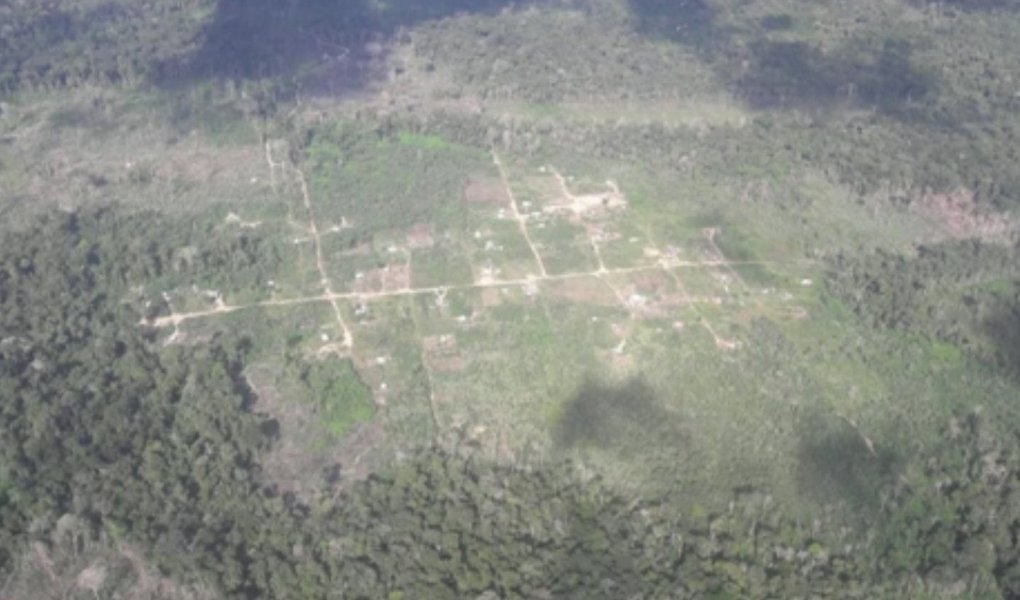 Polícia Civil confirmou nesta sexta-feira (21) que pelo menos nove pessoas foram mortas em uma chacina ocorrida na Gleba Taquaruçu do Norte, na zona rural do Município de Colniza (1.055 km de Cuiabá); principal suspeita da Polícia Civil sobre a motivação da chacina aponta para conflitos agrários e contratação de pistoleiros, uma vez que a região já tem registro de problemas de disputa de terra (Foto: Aquiles Lins) Polícia Civil confirmou nesta sexta-feira (21) que pelo menos nove pessoas foram mortas em uma chacina ocorrida na Gleba Taquaruçu do Norte, na zona rural do Município de Colniza (1.055 km de Cuiabá); principal suspeita da Polícia Civil sobre a motivação da chacina aponta para conflitos agrários e contratação de pistoleiros, uma vez que a região já tem registro de problemas de disputa de terra