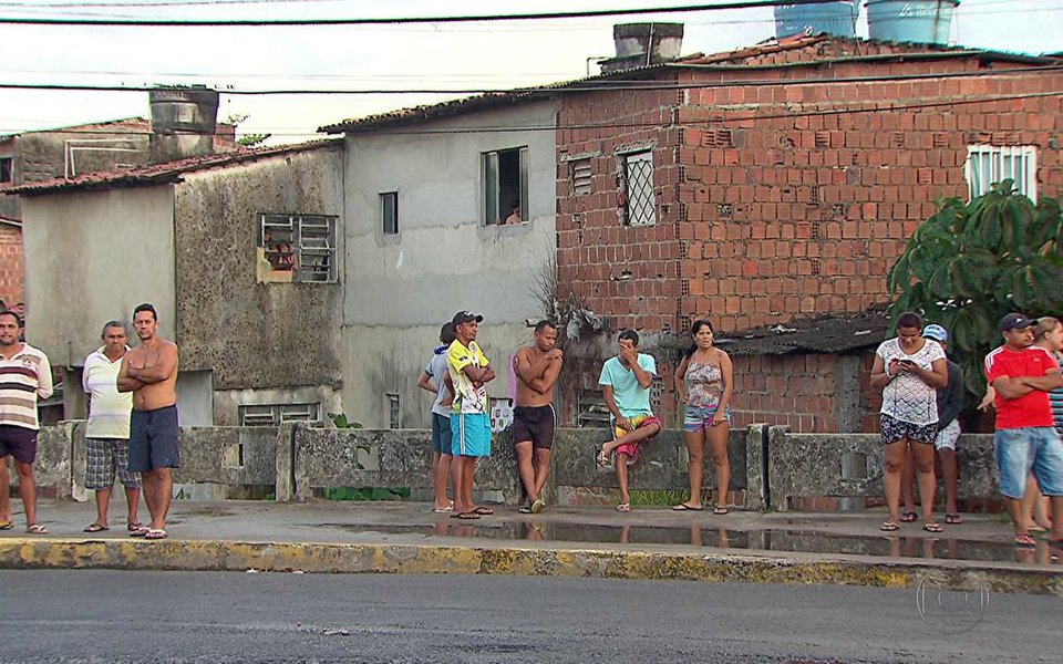 Após mais um fim de semana violento em Pernambuco, em que 41 pessoas foram assassinadas, o líder da Oposição no Senado, Humberto Costa (PT-PE), lamentou o "cenário de guerra" e as estatísticas avassaladoras nessa área; Estado registra quase 4 mil assassinatos nos oito primeiros meses deste ano; "Infelizmente, hoje, pasmem os senhores, 1% de todos os homicídios que ocorrem no planeta acontece em Pernambuco. E, diante desse campo de guerra em que se transformaram as ruas, o Governo do Estado assiste a tudo inerte", afirmou o líder da oposição no Senado, Humberto Costa (PT-PE) (Foto: Paulo Emílio) Após mais um fim de semana violento em Pernambuco, em que 41 pessoas foram assassinadas, o líder da Oposição no Senado, Humberto Costa (PT-PE), lamentou o "cenário de guerra" e as estatísticas avassaladoras nessa área; Estado registra quase 4 mil assassinatos nos oito primeiros meses deste ano; "Infelizmente, hoje, pasmem os senhores, 1% de todos os homicídios que ocorrem no planeta acontece em Pernambuco. E, diante desse campo de guerra em que se transformaram as ruas, o Governo do Estado assiste a tudo inerte", afirmou o líder da oposição no Senado, Humberto Costa (PT-PE)