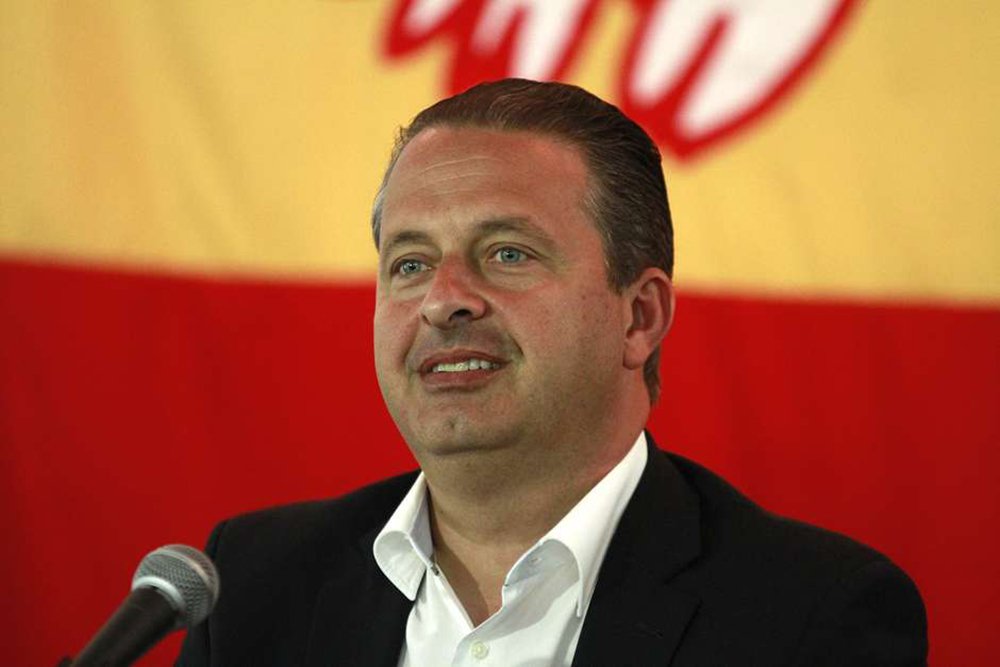 As investigações sobre o acidente aéreo que matou o ex-governador de Pernambuco e então candidato a presidente da República em 2014 Eduardo Campos (PSB) ainda geram incertezas ao seu grupo político e a seu legado três anos depois do incidente em Santos (SP), completados neste domingo; os desdobramentos das investigações podem se tornar o centro da disputa pelo governo de Pernambuco no próximo ano; três dos principais envolvidos na Operação Turbulência, iniciada com uma investigação sobre o arrendamento do jato no qual Campos viajava, assinaram acordos de delação premiada com o Ministério Público Federal no início deste ano (Foto: Romulo Faro) As investigações sobre o acidente aéreo que matou o ex-governador de Pernambuco e então candidato a presidente da República em 2014 Eduardo Campos (PSB) ainda geram incertezas ao seu grupo político e a seu legado três anos depois do incidente em Santos (SP), completados neste domingo; os desdobramentos das investigações podem se tornar o centro da disputa pelo governo de Pernambuco no próximo ano; três dos principais envolvidos na Operação Turbulência, iniciada com uma investigação sobre o arrendamento do jato no qual Campos viajava, assinaram acordos de delação premiada com o Ministério Público Federal no início deste ano