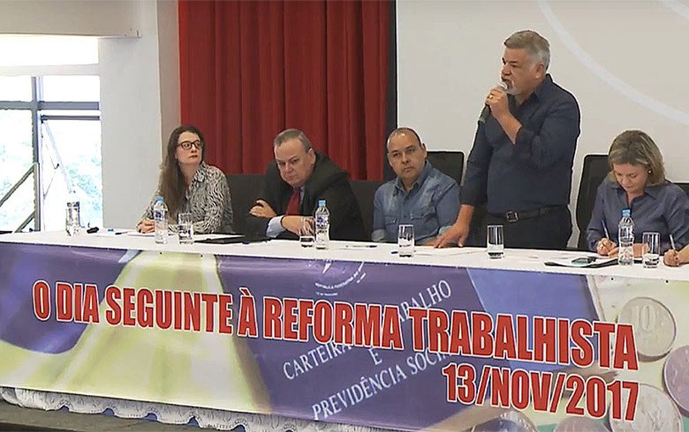 Para representantes de trabalhadores e especialistas em direito, em debate no Sindicado dos Metalúrgicos do ABC, país já provou que é possível criar empregos sem reduzir direitos; segundo os advogados trabalhistas, a nova legislação ainda não está consolidada e será objeto de disputa nos tribunais e instâncias superiores (Foto: Charles Nisz) Para representantes de trabalhadores e especialistas em direito, em debate no Sindicado dos Metalúrgicos do ABC, país já provou que é possível criar empregos sem reduzir direitos; segundo os advogados trabalhistas, a nova legislação ainda não está consolidada e será objeto de disputa nos tribunais e instâncias superiores