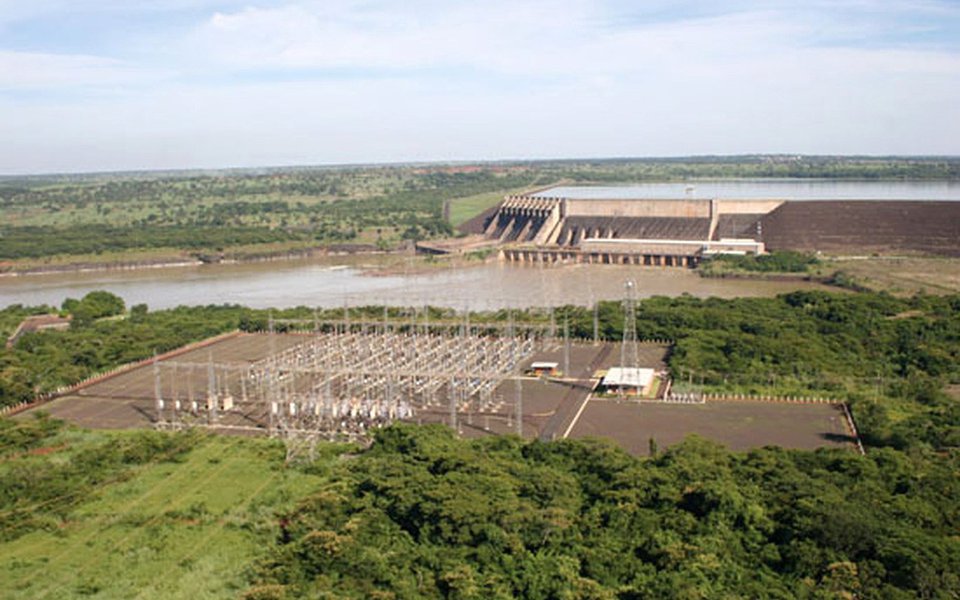 Chinesa State Power Investment Corp. (SPIC) venceu a disputa pelo lote A do leilão de hidrelétricas promovido pelo governo federal nesta quarta-feira (27); chineses ofereceram um pagamento de bônus de outorga de R$ 7,18 bilhões à União pela usina de São Simão, com um ágio de 6,5% por cento em relação ao bônus mínimo; hidrelétrica de São Simão, a maior das oferecidas no certame, tem 1.710 megawatts em capacidade (Foto: Paulo Emílio) Chinesa State Power Investment Corp. (SPIC) venceu a disputa pelo lote A do leilão de hidrelétricas promovido pelo governo federal nesta quarta-feira (27); chineses ofereceram um pagamento de bônus de outorga de R$ 7,18 bilhões à União pela usina de São Simão, com um ágio de 6,5% por cento em relação ao bônus mínimo; hidrelétrica de São Simão, a maior das oferecidas no certame, tem 1.710 megawatts em capacidade