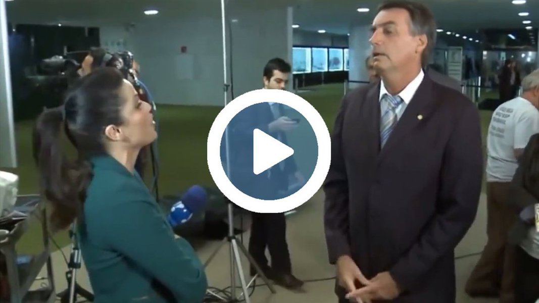 Deputado Jair Bolsonaro (PSC-RJ) agrediu verbalmente uma repórter da Rede TV no Salão Verde da Câmara dos Deputados nesta tarde; a jornalista reclamou de atitudes agressivas do deputado, que soltou ofensas como: "Você é uma idiota, você é uma ignorante" e "vai aprender a fazer jornalismo" (Foto: Charles Nisz) Deputado Jair Bolsonaro (PSC-RJ) agrediu verbalmente uma repórter da Rede TV no Salão Verde da Câmara dos Deputados nesta tarde; a jornalista reclamou de atitudes agressivas do deputado, que soltou ofensas como: "Você é uma idiota, você é uma ignorante" e "vai aprender a fazer jornalismo"