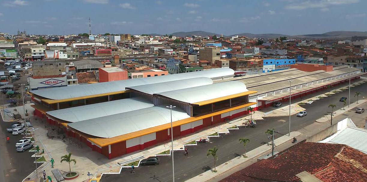Com a reforma e ampliação do mercado, a população de Lagarto em breve passará a dispor de um centro de compras moderno, arejado e limpo; foram R$ 16 milhões investidos pelo Governo de Sergipe para dar comodidade e conforto aos comerciantes e consumidores; governador Jackson Barreto entregou a obra em dezembro e a prefeitura do município está providenciando a licitação dos boxes para fazer a entrega aos feirantes (Foto: José Barbacena) Com a reforma e ampliação do mercado, a população de Lagarto em breve passará a dispor de um centro de compras moderno, arejado e limpo; foram R$ 16 milhões investidos pelo Governo de Sergipe para dar comodidade e conforto aos comerciantes e consumidores; governador Jackson Barreto entregou a obra em dezembro e a prefeitura do município está providenciando a licitação dos boxes para fazer a entrega aos feirantes