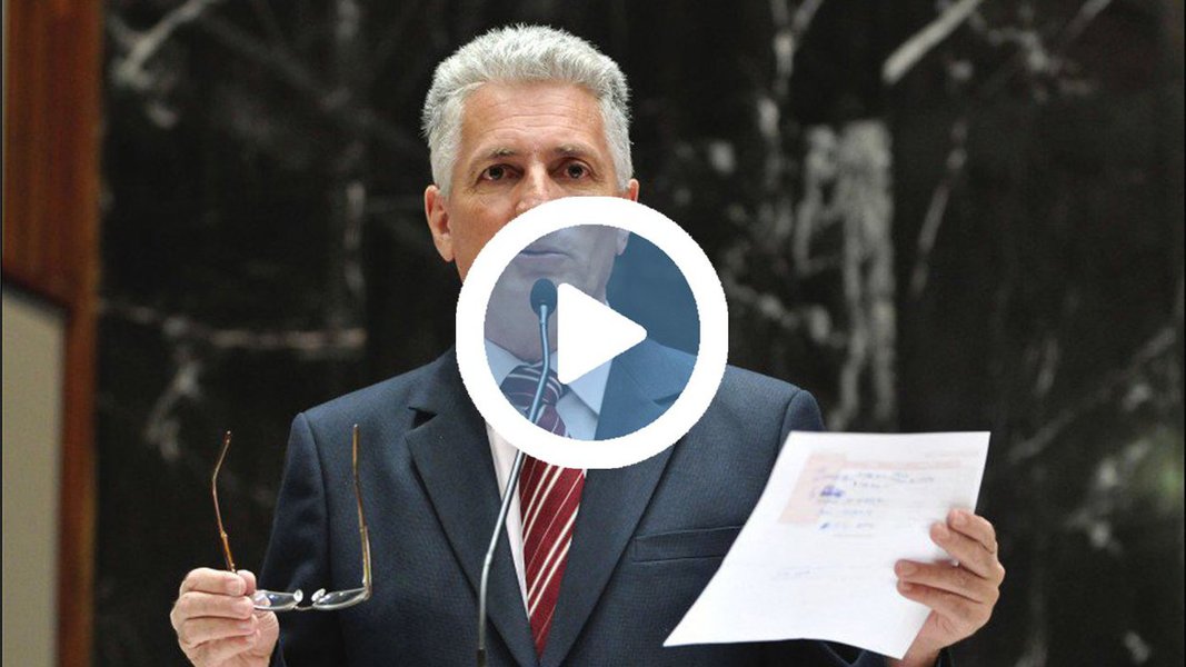 O deputado estadual Rogério Correia (PT) criticou nesta quinta-feira, 24, o pacote de privatizações proposto pelo governo de Michel Temer, que prevê a venda de 57 empresas e ativos públicos, numa tentativa de fechar parte do maior rombo fiscal da história brasileira; "Nenhum país abre mão da soberania energética, nenhum. Nem Inglaterra, nem França, Estados Unidos", disse o deputado; "Depois virá a Petrobras, aliás o golpe foi pra entregar o petróleo brasileiro, pode saber. O povo brasileiro precisa reagir", conclamou o parlamentar (Foto: Aquiles Lins) O deputado estadual Rogério Correia (PT) criticou nesta quinta-feira, 24, o pacote de privatizações proposto pelo governo de Michel Temer, que prevê a venda de 57 empresas e ativos públicos, numa tentativa de fechar parte do maior rombo fiscal da história brasileira; "Nenhum país abre mão da soberania energética, nenhum. Nem Inglaterra, nem França, Estados Unidos", disse o deputado; "Depois virá a Petrobras, aliás o golpe foi pra entregar o petróleo brasileiro, pode saber. O povo brasileiro precisa reagir", conclamou o parlamentar