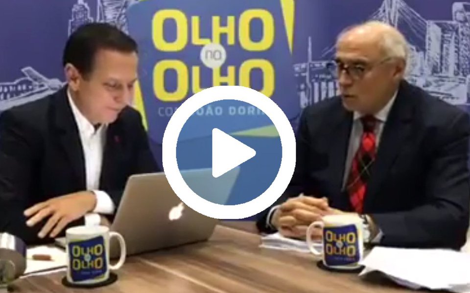 O vereador Eduardo Suplicy (PT-SP) participou, na noite desta quinta-feira (10), do programa de entrevistas semanal do prefeito João Doria (PSDB); petista foi o primeiro convidado do programa que não é um apoiador ou bajulador do prefeito e, entre outras ações, perguntou ao tucano se ele acha admissível que uma mulher seja chamada de "anta", em referência ao xingamento de Doria à presidente legítima Dilma Rousseff; "Em certos momentos, não é a melhor referência", se limitou a admitir o tucano; enquanto Suplicy dava detalhes de ações chocantes, como a da prefeitura em parceria com o governo do estado que resultou no assassinato de um jovem na Favela do Moinho, ou a truculência com que a prefeitura trata moradores de rua, Doria ouvia tudo com um sorriso sarcástico no rosto (Foto: Aquiles Lins) O vereador Eduardo Suplicy (PT-SP) participou, na noite desta quinta-feira (10), do programa de entrevistas semanal do prefeito João Doria (PSDB); petista foi o primeiro convidado do programa que não é um apoiador ou bajulador do prefeito e, entre outras ações, perguntou ao tucano se ele acha admissível que uma mulher seja chamada de "anta", em referência ao xingamento de Doria à presidente legítima Dilma Rousseff; "Em certos momentos, não é a melhor referência", se limitou a admitir o tucano; enquanto Suplicy dava detalhes de ações chocantes, como a da prefeitura em parceria com o governo do estado que resultou no assassinato de um jovem na Favela do Moinho, ou a truculência com que a prefeitura trata moradores de rua, Doria ouvia tudo com um sorriso sarcástico no rosto