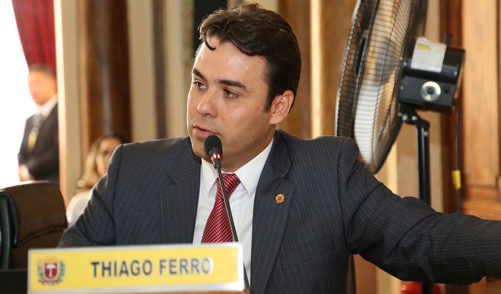 O vereador curitibano Thiago Ferro (PSDB) foi à tribuna da Câmara Municipal pedir para ser investigado pelos seus colegas de parlamento; Ferro é acusado de ficar com parte dos salários de três ex-funcionários de seu gabinete; o pedido do vereador, para que seja investigado, faz parte da estratégia dos advogados que o representam (Foto: Leonardo Lucena) O vereador curitibano Thiago Ferro (PSDB) foi à tribuna da Câmara Municipal pedir para ser investigado pelos seus colegas de parlamento; Ferro é acusado de ficar com parte dos salários de três ex-funcionários de seu gabinete; o pedido do vereador, para que seja investigado, faz parte da estratégia dos advogados que o representam
