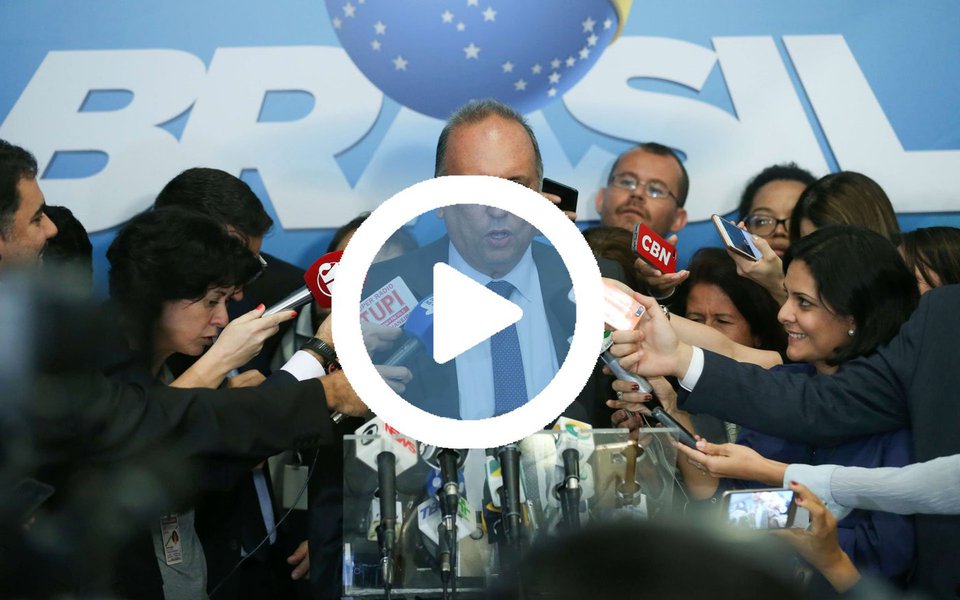 Governador do Rio de Janeiro, Luiz Fernando Pezão (PMDB), negou o recebimento de propina em esquema envolvendo o Tribunal de Contas do Estado (TCE-RJ); filho de Jonas Lopes Filho falou em depoimento que cerca de R$ 900 mil de dinheiro ilícito foram usados para pagar despesas pessoais do governador, por meio do subsecretário de Comunicação, Marcelo Amorim; "Mentira deslavada. Tenho muita tranquilidade quanto a isso. Marcelo já depôs. Quem conhece meu padrão de vida sabe que foge a qualquer propósito. Nem meus quatro anos de salário da um dinheiro desses", declarou; por meio de videoconferência, Pezão foi ouvido pelo juiz Sergio Moro como testemunha de defesa do ex-governador Sérgio Cabral, sobre outro caso, que trata do superfaturamento na terraplanagem do Comperj (Foto: José Barbacena) Governador do Rio de Janeiro, Luiz Fernando Pezão (PMDB), negou o recebimento de propina em esquema envolvendo o Tribunal de Contas do Estado (TCE-RJ); filho de Jonas Lopes Filho falou em depoimento que cerca de R$ 900 mil de dinheiro ilícito foram usados para pagar despesas pessoais do governador, por meio do subsecretário de Comunicação, Marcelo Amorim; "Mentira deslavada. Tenho muita tranquilidade quanto a isso. Marcelo já depôs. Quem conhece meu padrão de vida sabe que foge a qualquer propósito. Nem meus quatro anos de salário da um dinheiro desses", declarou; por meio de videoconferência, Pezão foi ouvido pelo juiz Sergio Moro como testemunha de defesa do ex-governador Sérgio Cabral, sobre outro caso, que trata do superfaturamento na terraplanagem do Comperj